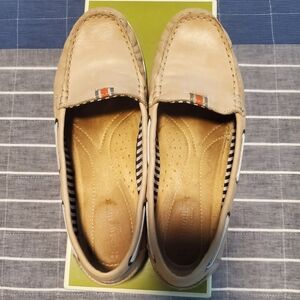 Naturalizer Tan Slip-On Loafers